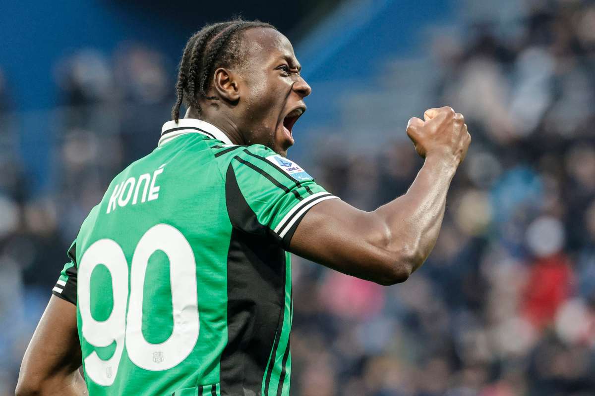 Kone esulta con la maglia del Sassuolo