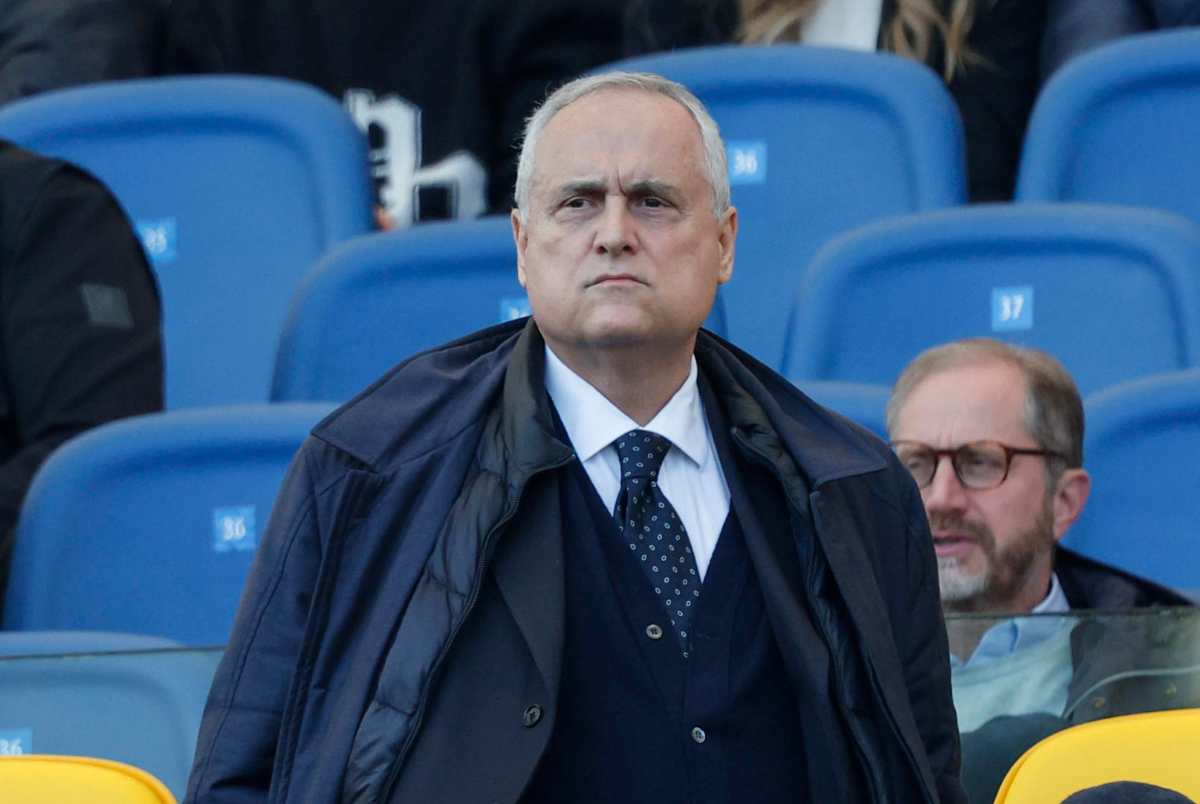 Lazio Milan, Lotito ‘provoca’ e l’Olimpico risponde: lo striscione che compare in tutti i settori