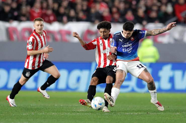 Medina in azione con l'Estudiantes