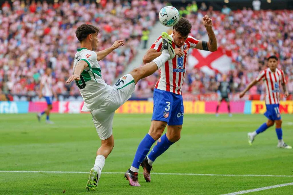 Rodri Mendoza dell'Elche, nel mirino della Juve per gennaio, in azione nella Liga