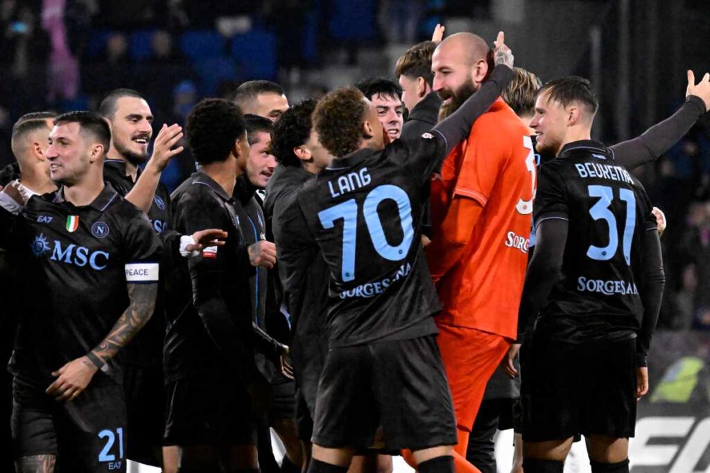 Giocatori del Napoli festeggiano la vittoria sul Cagliari ai rigori