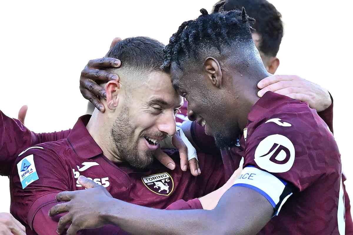 Vlasic abbracciato da Zapata dopo il gol alla Cremonese