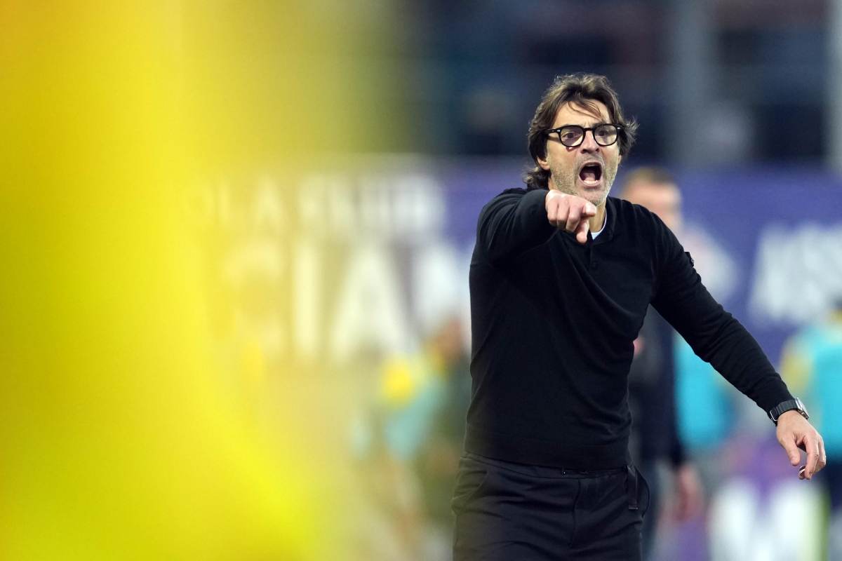 Vanoli dà indicazioni alla Fiorentina durante la sfida col Verona