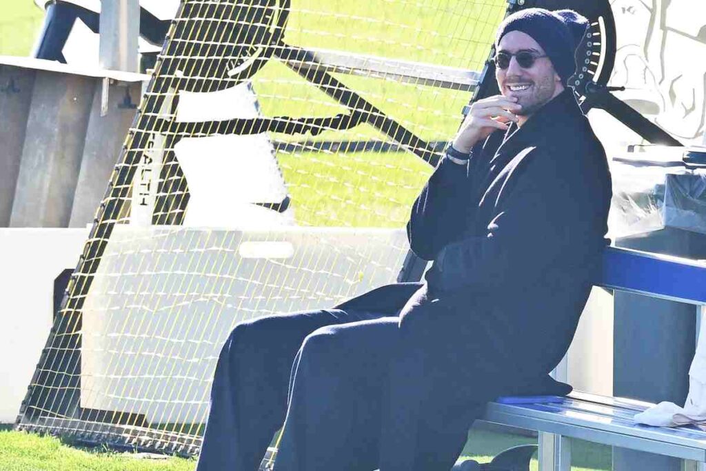 Vlahovic osserva l'allenamento dei compagni