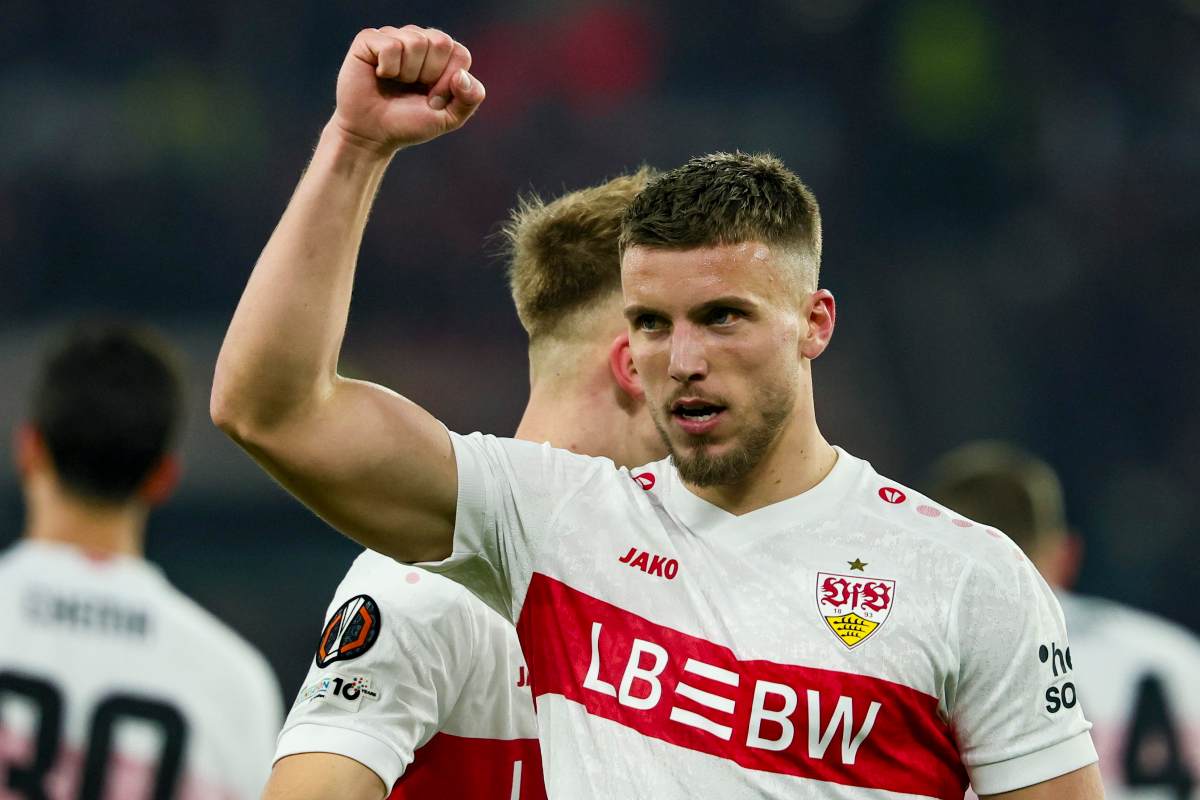 Demirovic esulta dopo un gol 