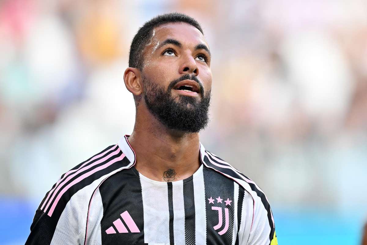 Douglas Luiz con la maglia della Juventus