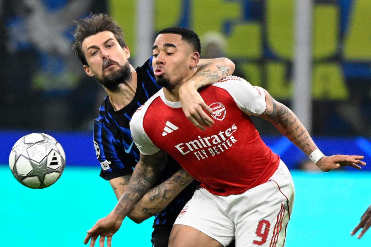 PAGELLE E TABELLINO INTER ARSENAL 1 3: Acerbi si esalta in Champions, Barella fastidioso. Saka fa impazzire Dimarco