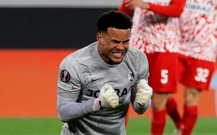 Atubolu esulta dopo aver parato un rigore