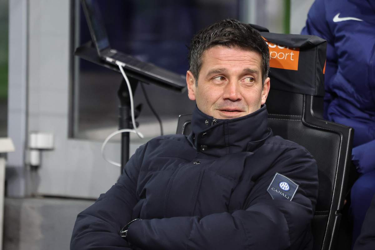 Chivu in panchina prima di una partita dell'Inter