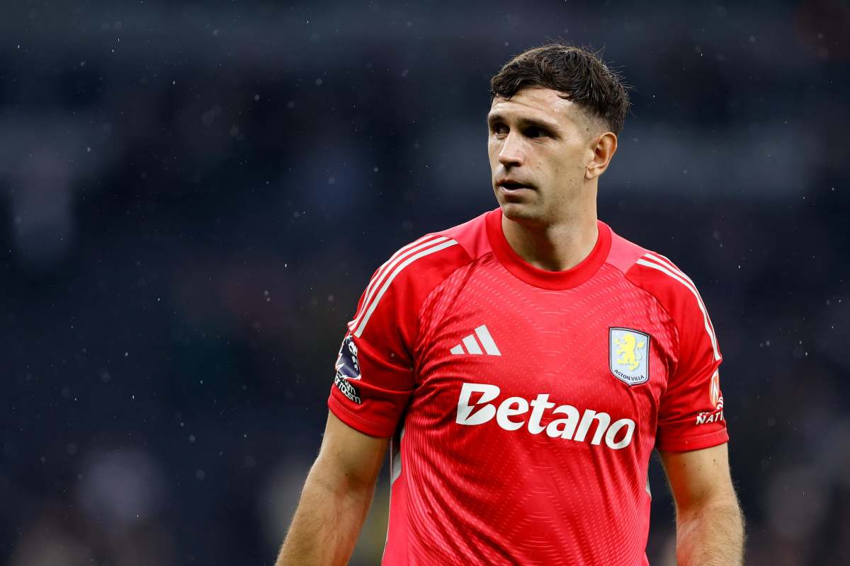 Dibu Martinez durante una partita dell'Aston Villa