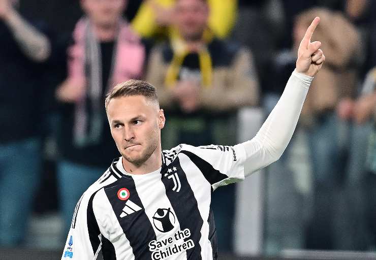 koopmeiners alza un braccio al cielo