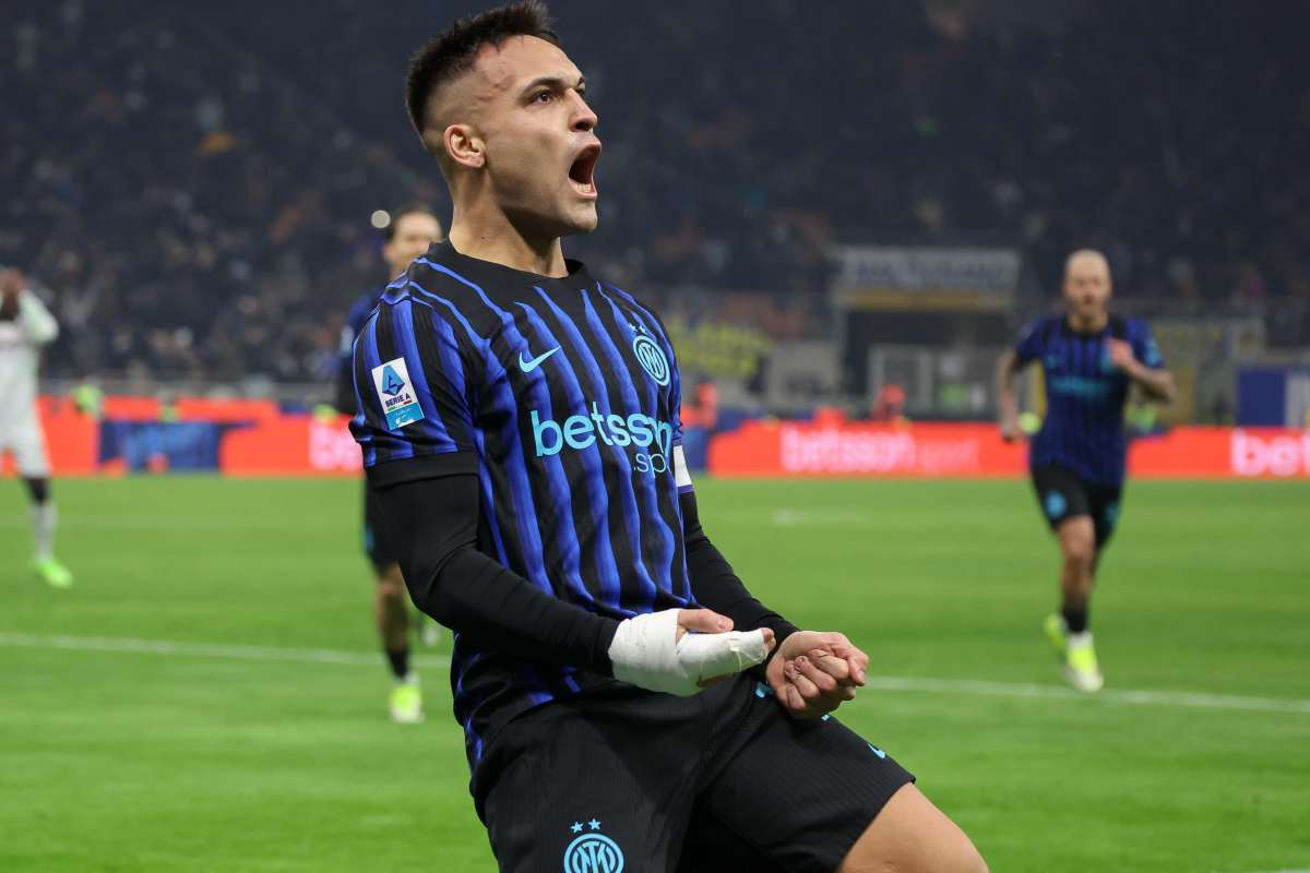 Lautaro esulta dopo la rete al Bologna