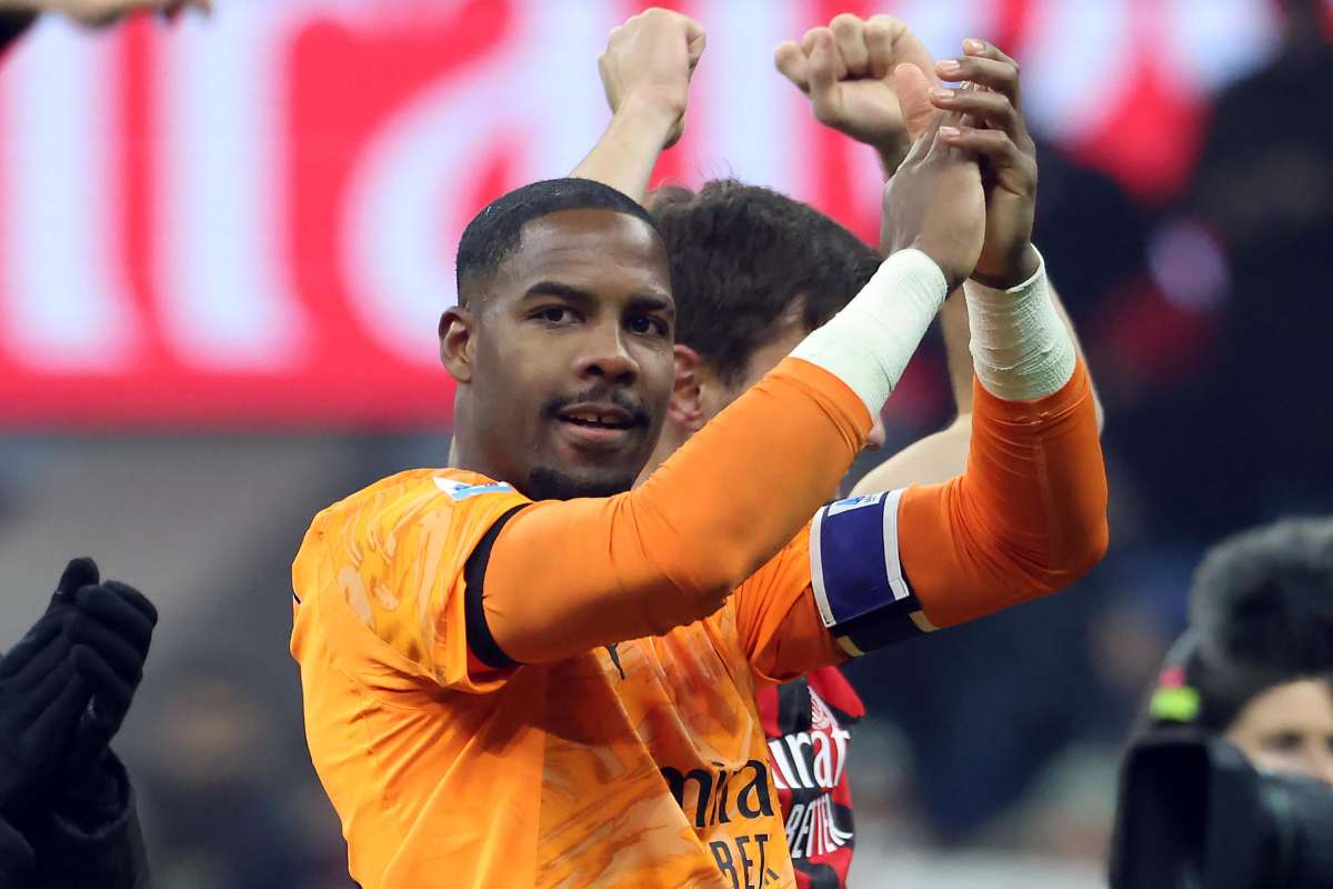 Maignan festeggia coi tifosi la vittoria del derby