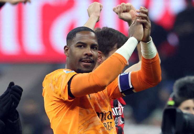 Maignan saluta i tifosi dopo la vittoria del derby