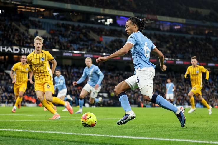 Aké in azione col Manchester City