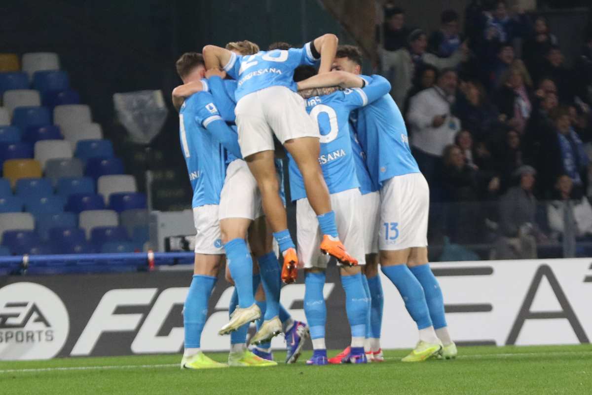 il gruppo del napoli esulta dopo il gol
