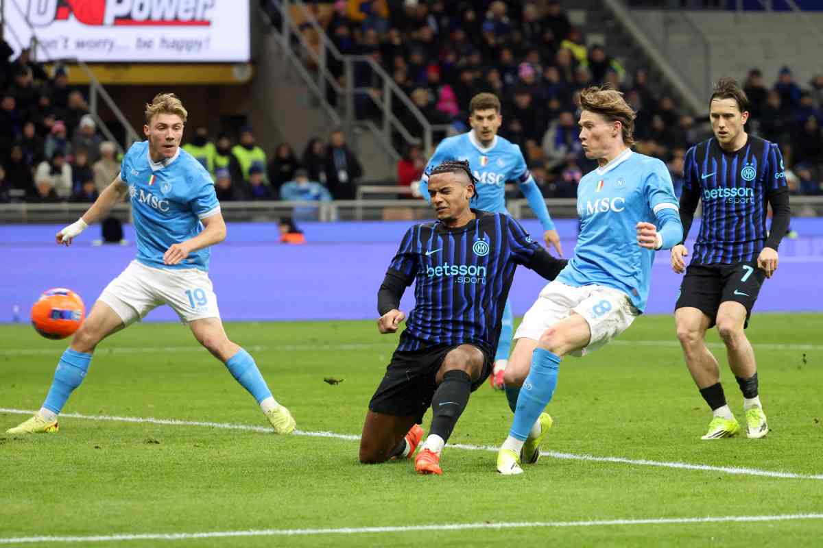 PAGELLE E TABELLINO INTER NAPOLI 2 2: Akanji perde il duello con Hojlund, Mkhitaryan dà ordine. McTominay ha il killer instinct