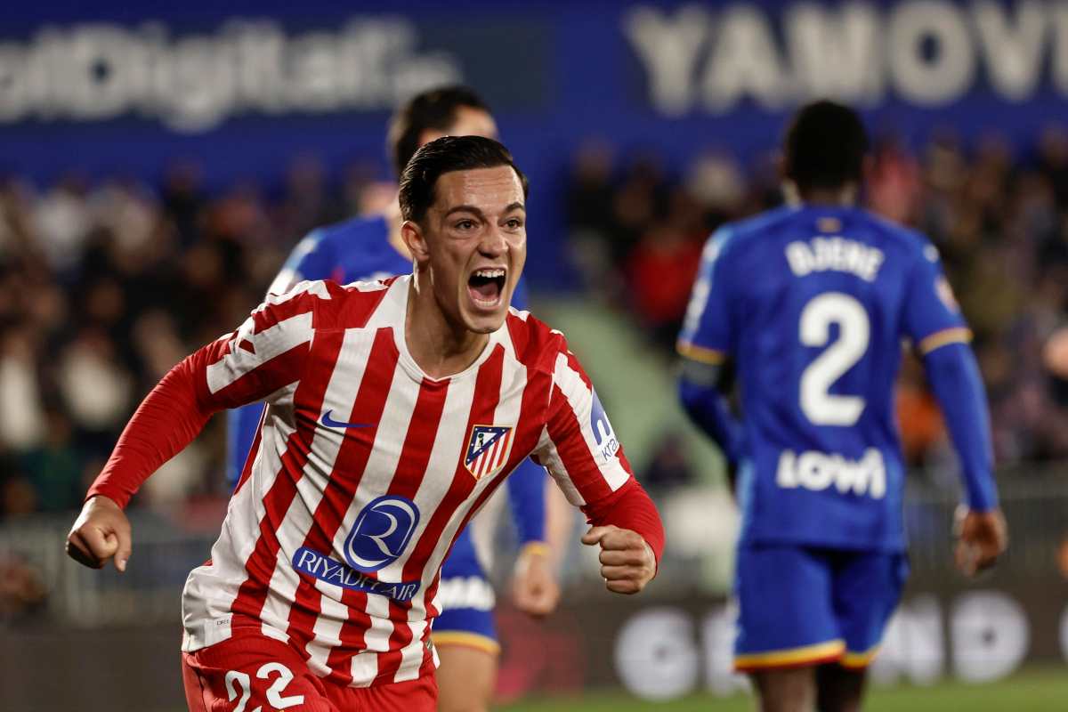 Raspadori esulta dopo un gol con l'Atletico