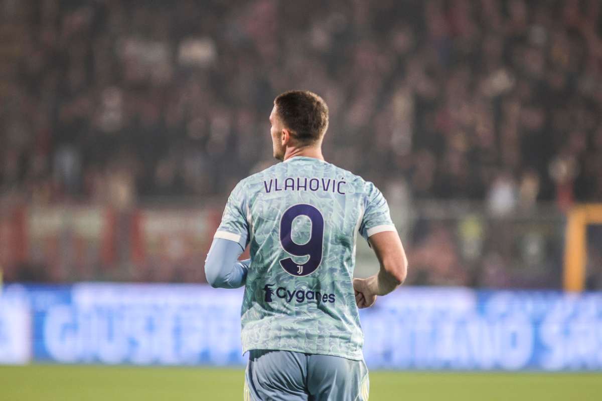 Vlahovic durante una partita con la Juve