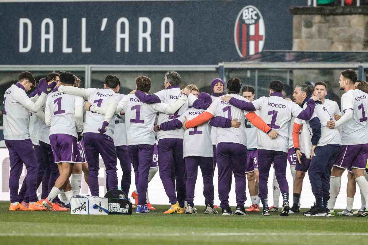 i calciatori della fiorentina abbracciati