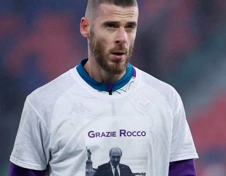 De Gea durante l'allenamento con una maglia per ricordare Commisso