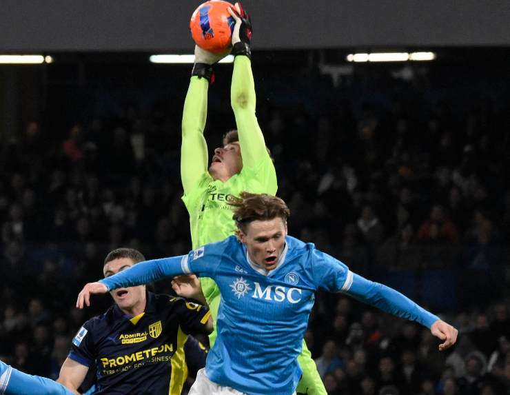 il portiere del parma in uscita su mcTominay