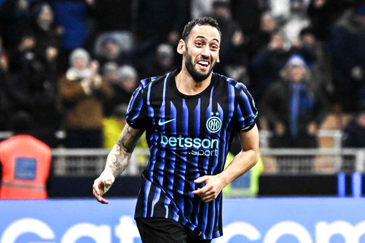Calhanoglu durante una partita dell'Inter