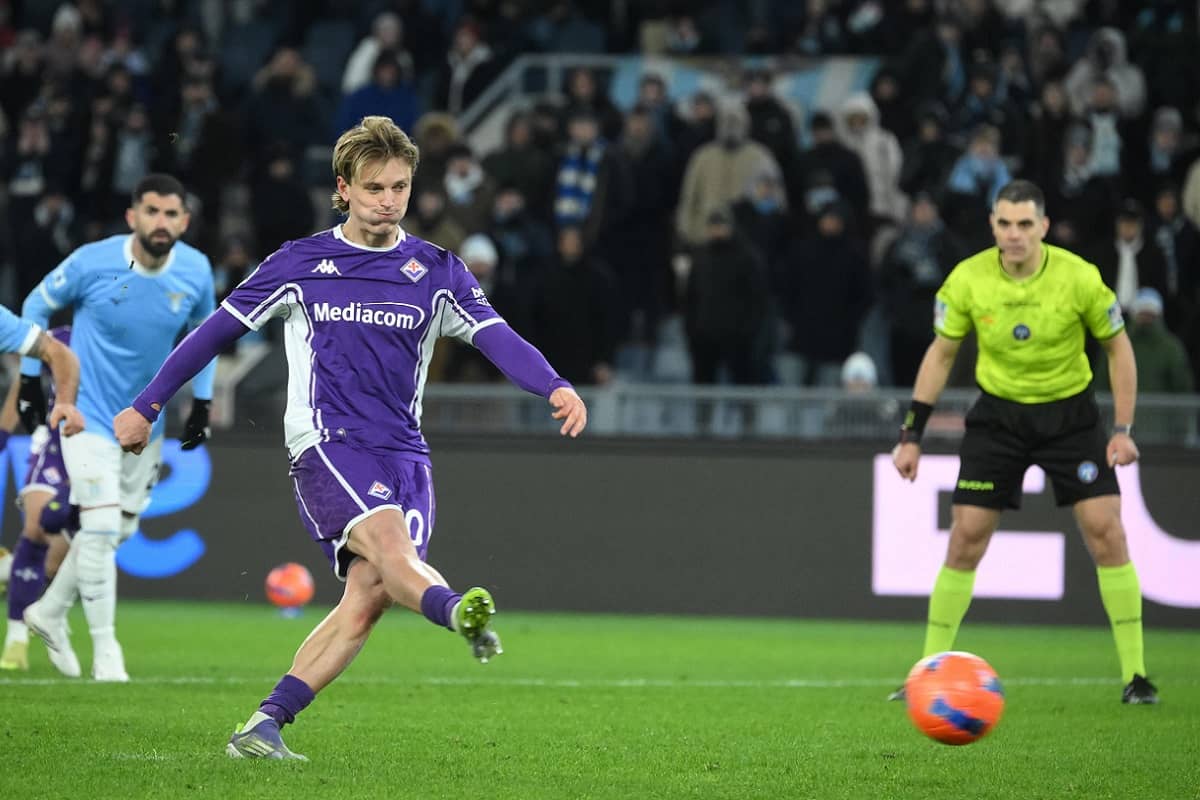 Il rigore di Gudmundsson in Lazio-Fiorentina