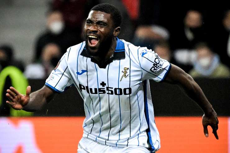 boga esulta con la maglia dell'atalanta