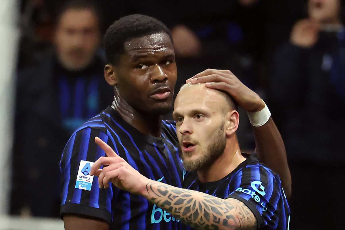 Dimarco abbracciato da Bonny dopo il gol al Genoa