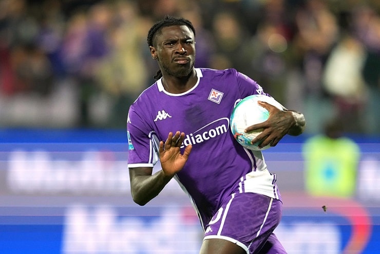 Kean dopo un gol con la Fiorentina