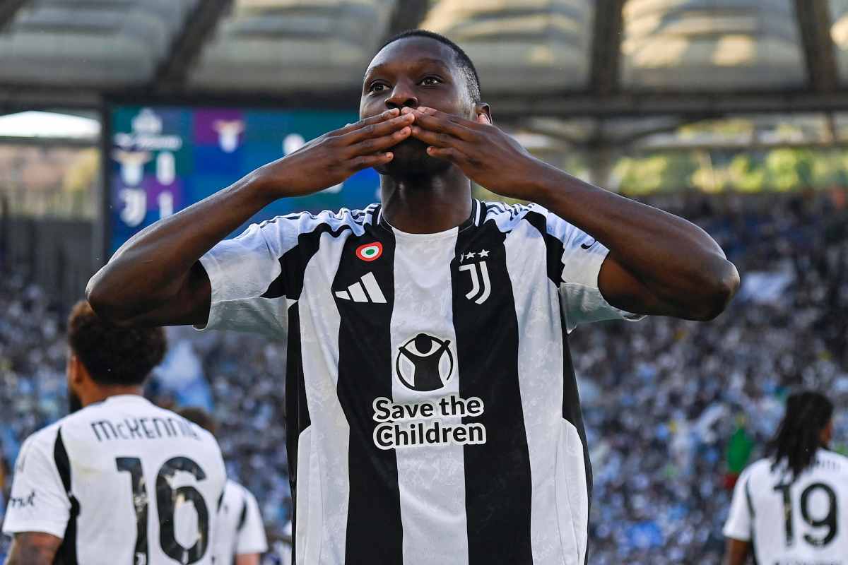 Kolo Muani esulta dopo un gol con la Juve