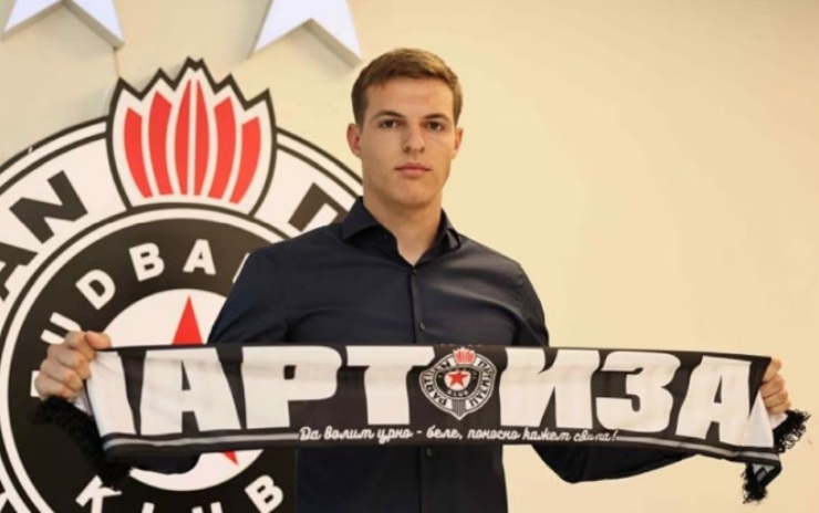 Kostic con la sciarpa del Partizan Belgrado