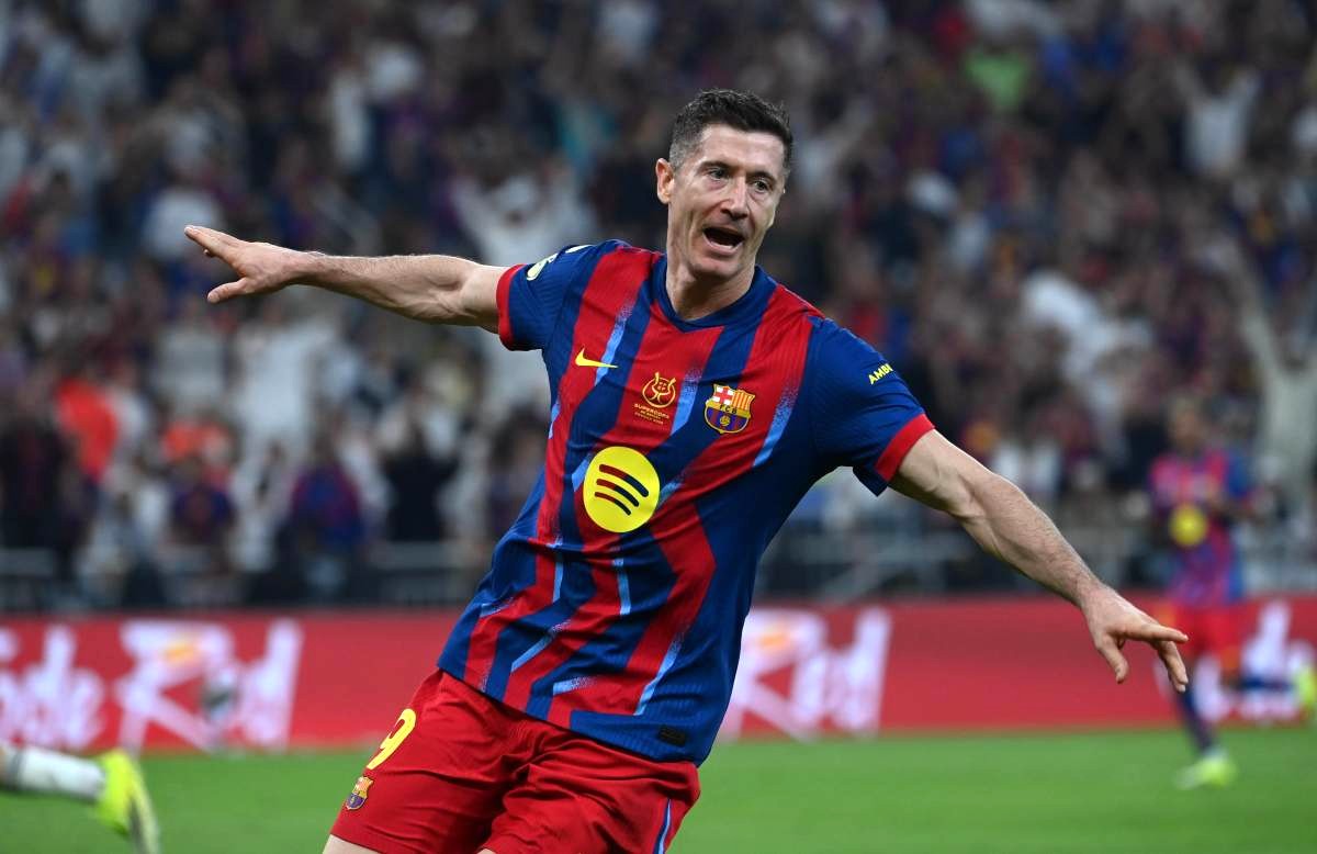 Lewandowski esulta dopo un gol col Barcellona