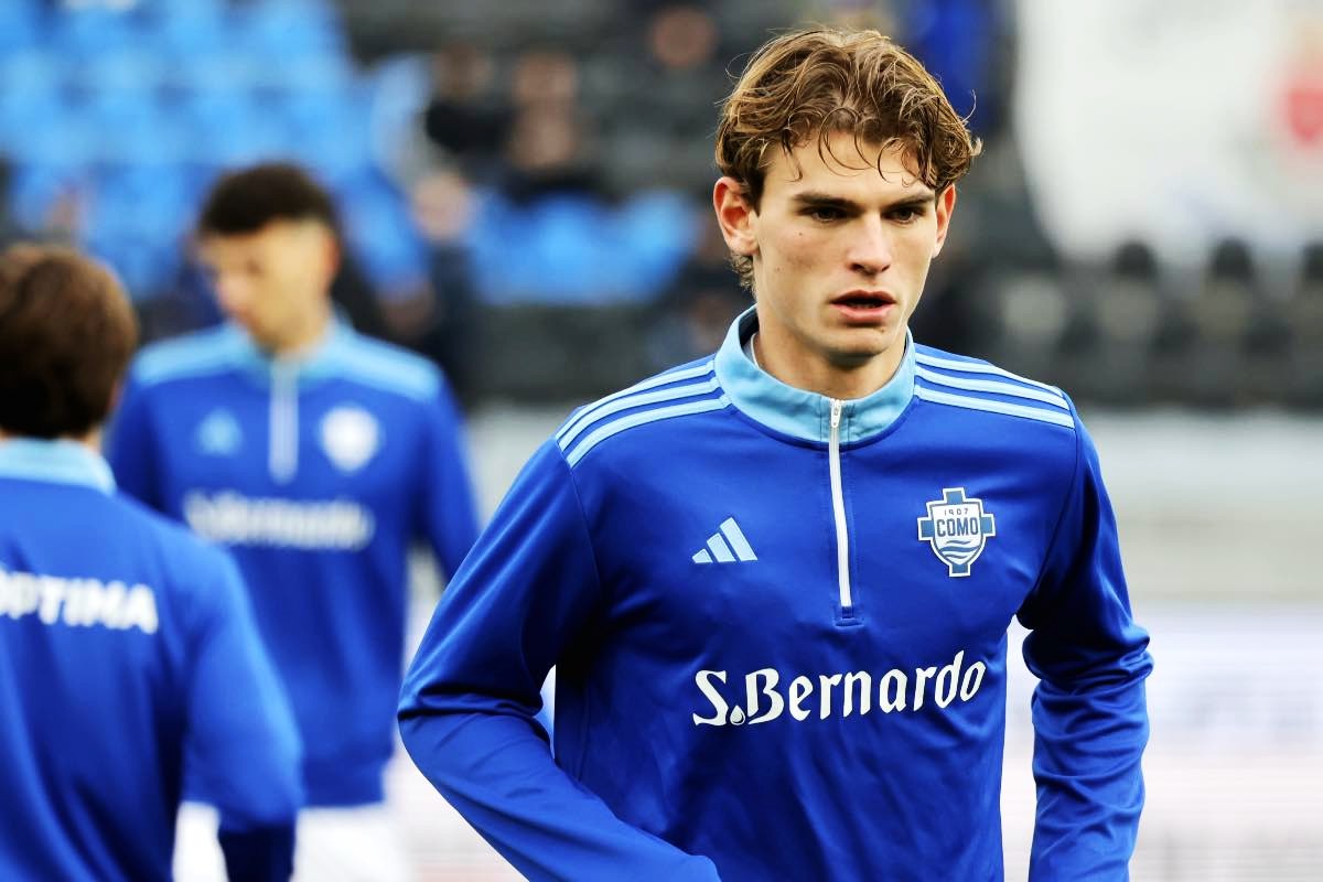 Nico Paz prima di una partita del Como