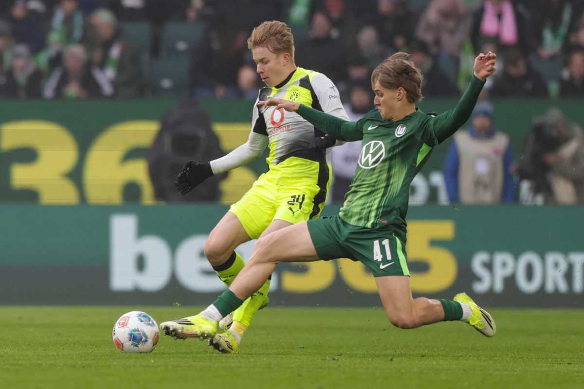 Svensson in azione col Borussia Dortmund
