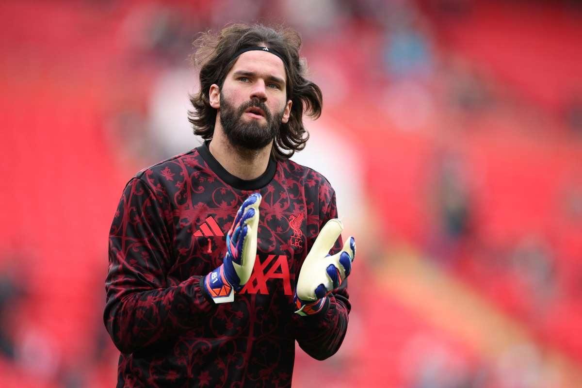 Alisson prima di una partita del Liverpool