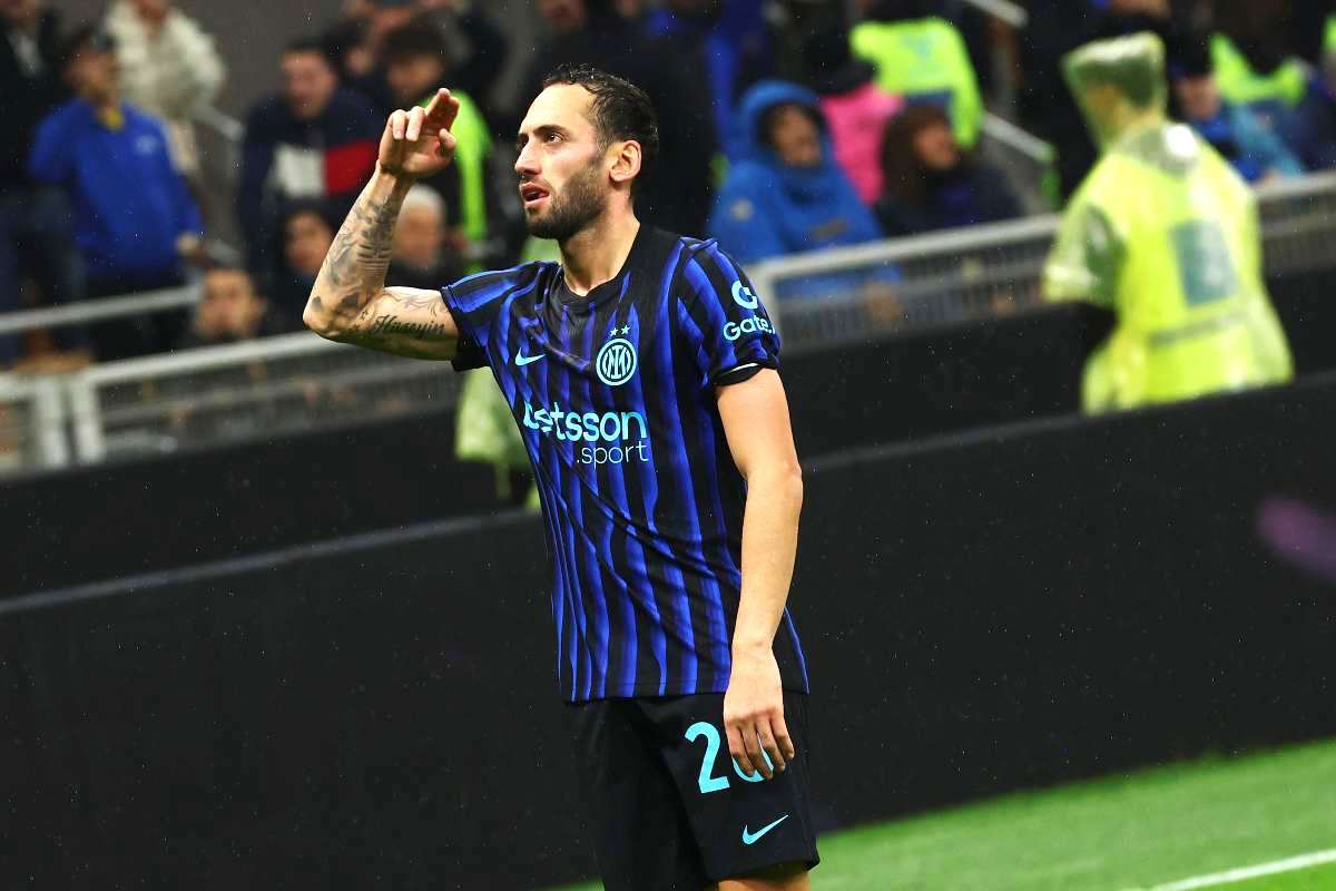 Calhanoglu esulta dopo un gol con l'Inter