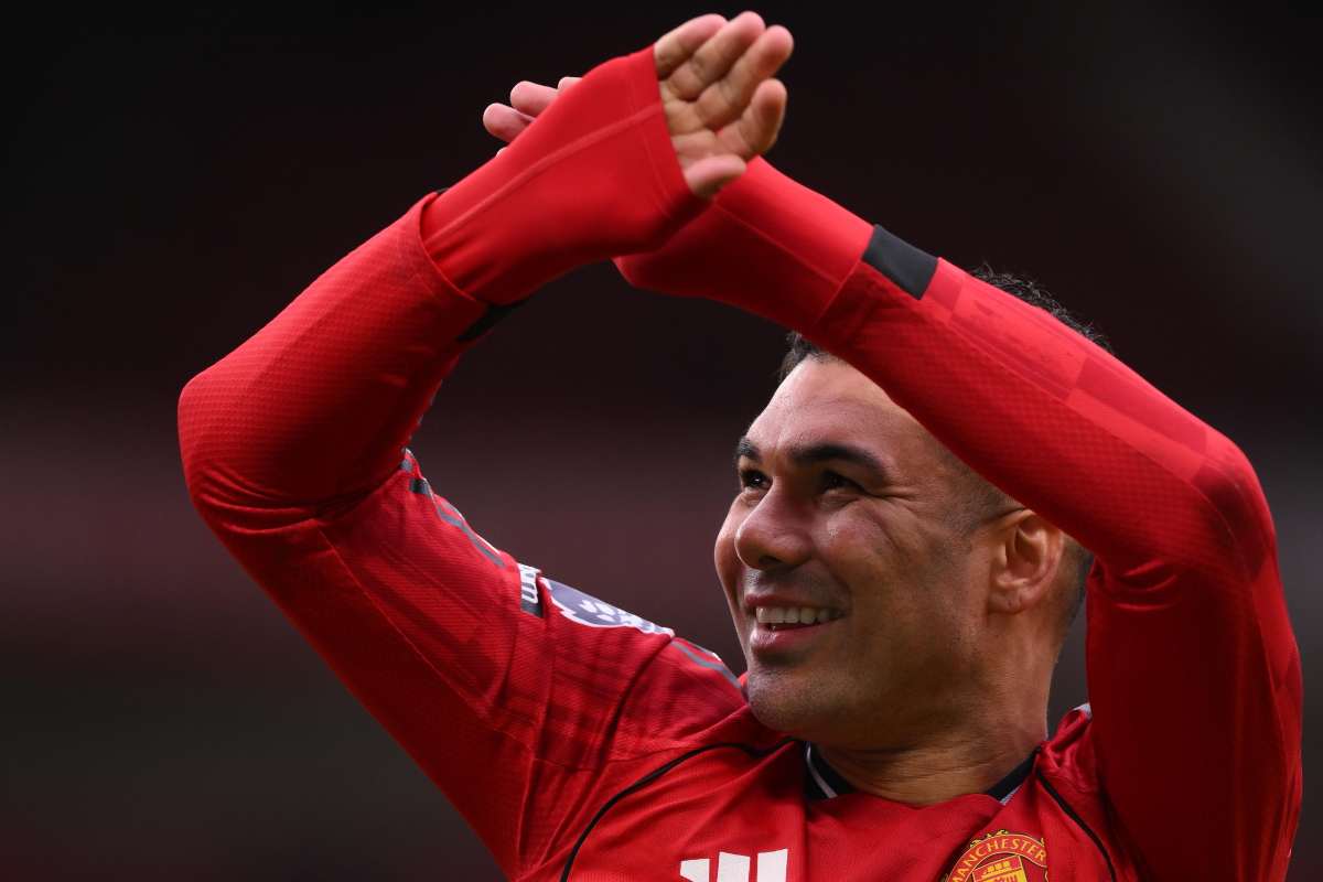 Casemiro esulta coi tifosi del Manchester United