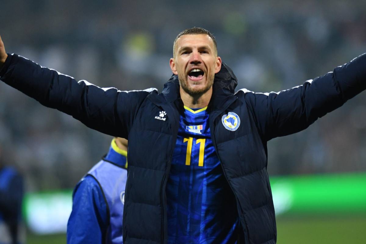 Dzeko esulta dopo una vittoria con la sua Bosnia