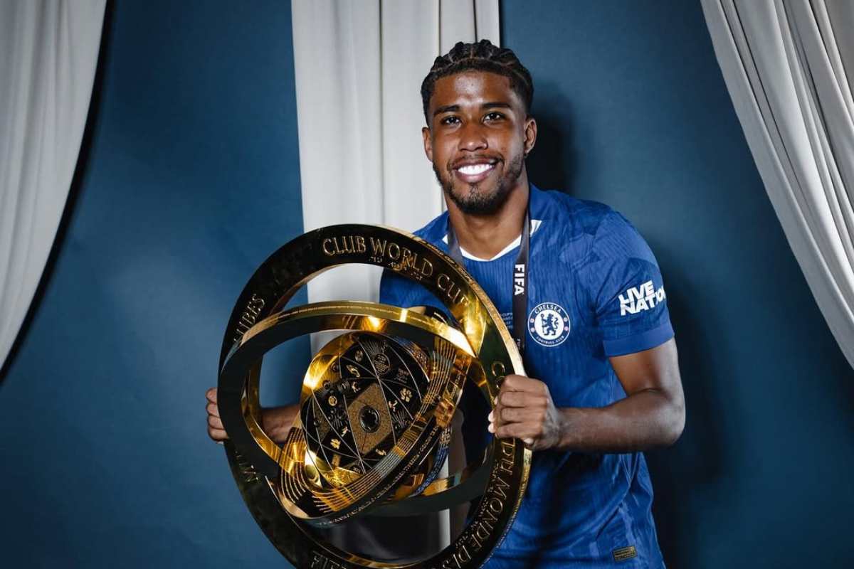 Andrey Santos col trofeo del Mondiale per Club