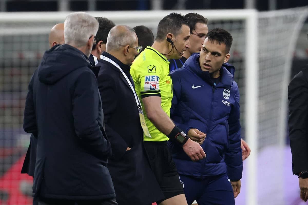 Doveri accerchiato dopo il derby Milan-Inter