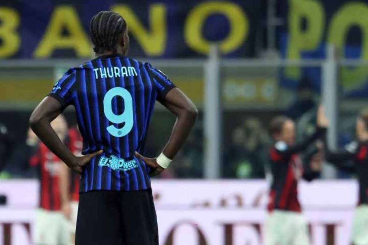 Thuram di spalle nel derby col Milan