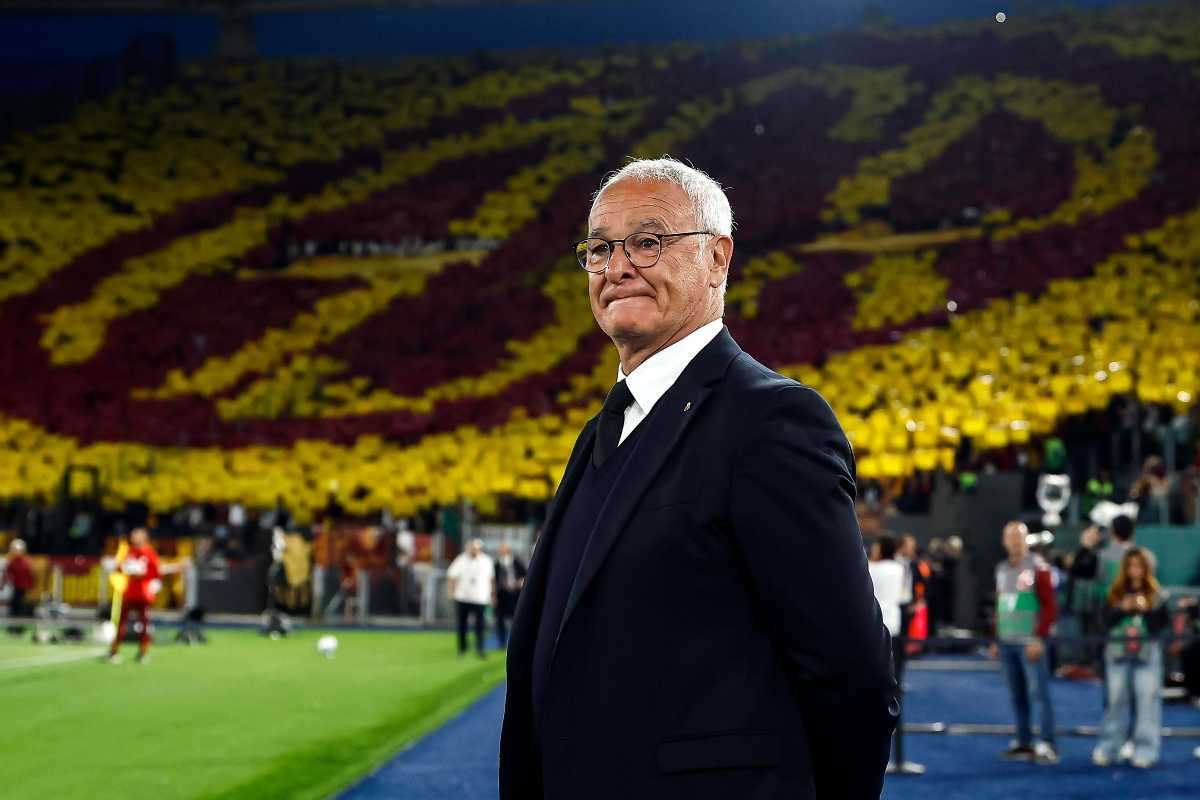 Ranieri con la Curva Sud sullo sfondo