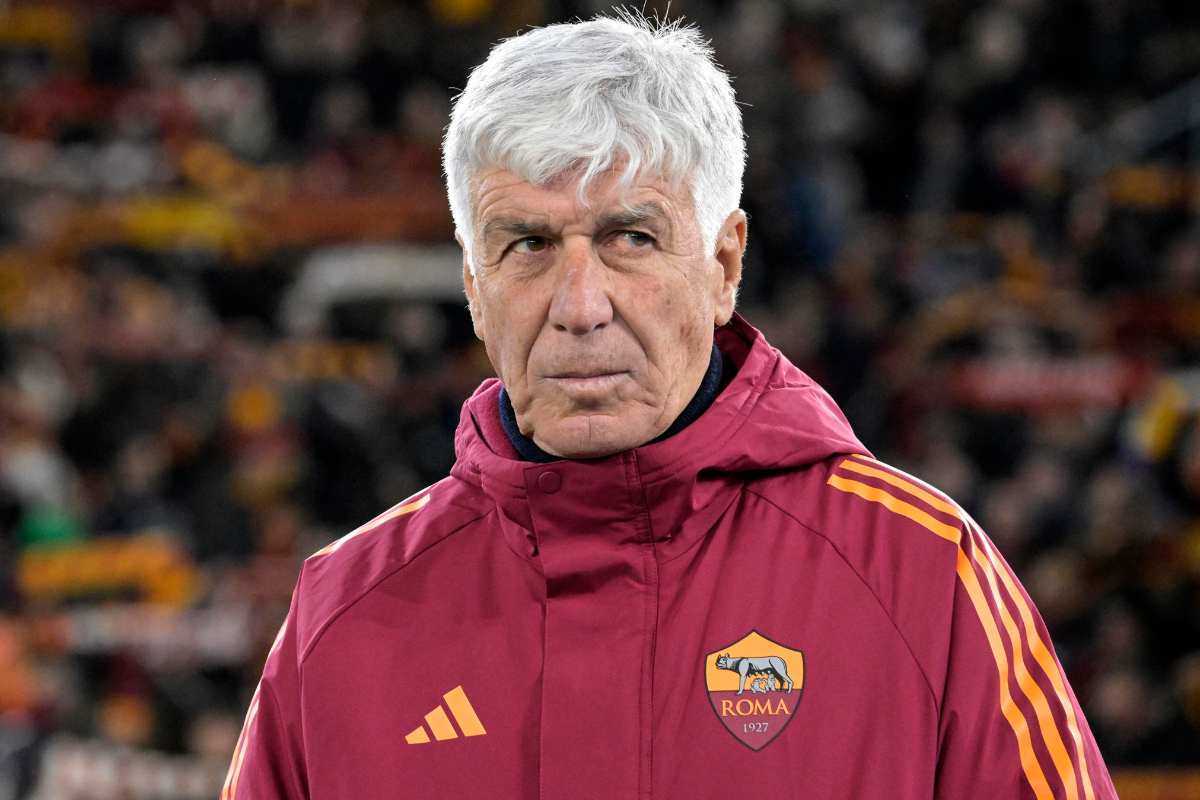 Lo sguardo serio di Gasperini in panchina