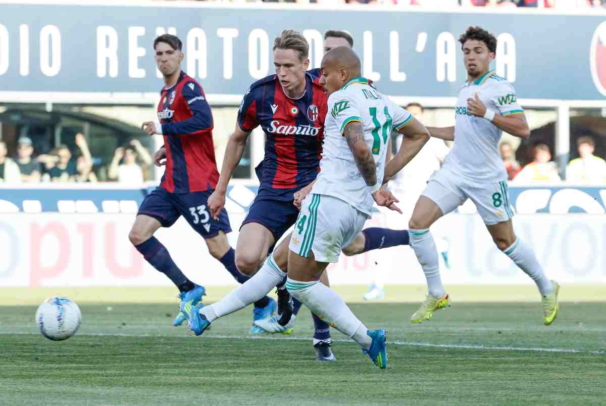 Il gol di Malen che apre la partita a Bologna