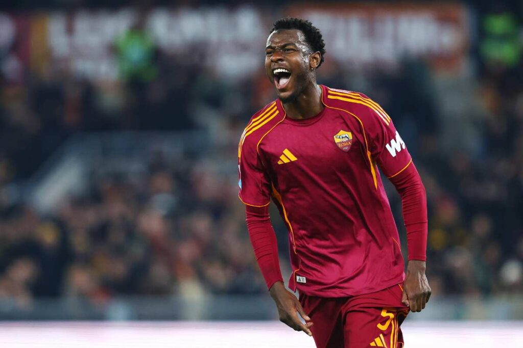 Evan Ndicka esulta dopo un gol