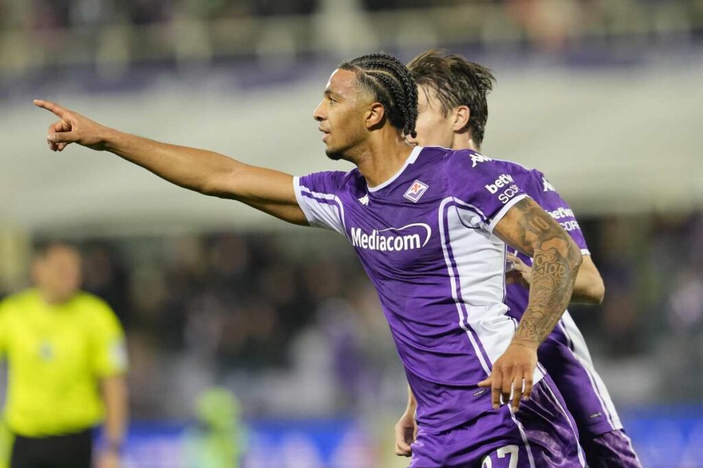 Ndour esulta con la maglia della Fiorentina
