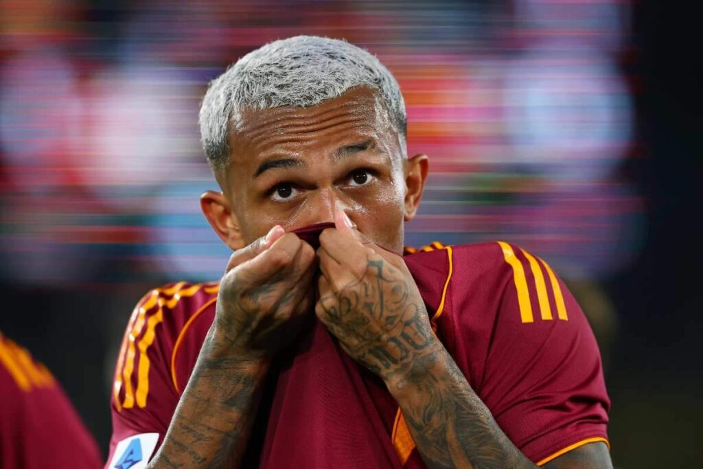 Wesley bacia la maglia della Roma