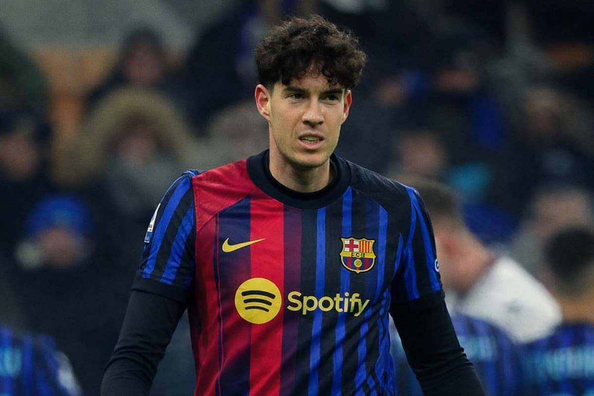 Bastoni con maglia Barcellona e Inter